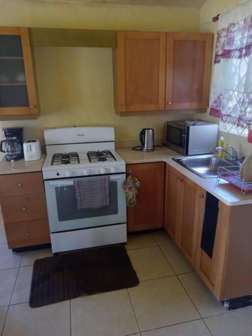 Cheerful 2-Bedroom Home In Falmouth Garden 외부 사진