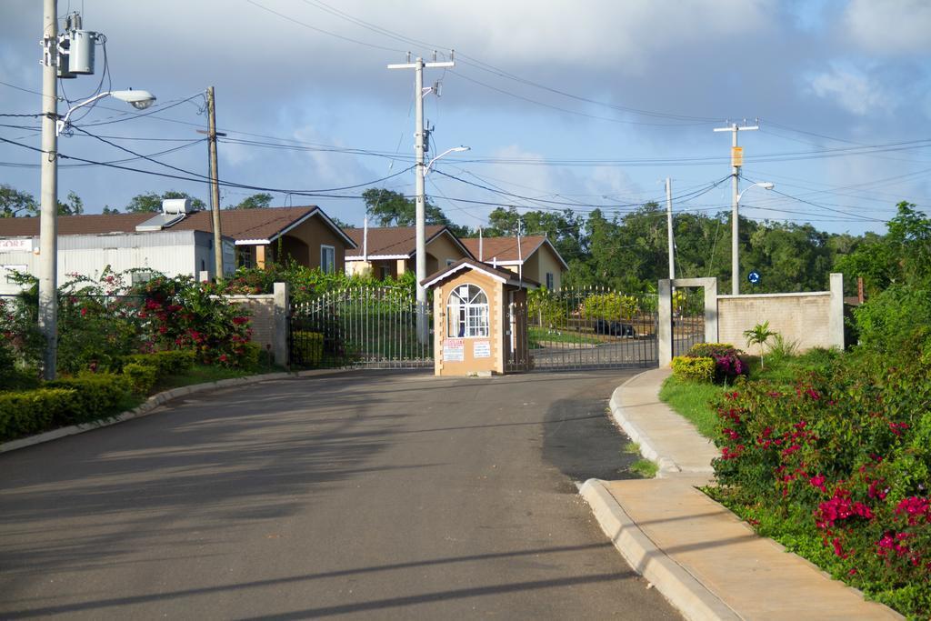 Cheerful 2-Bedroom Home In Falmouth Garden 외부 사진